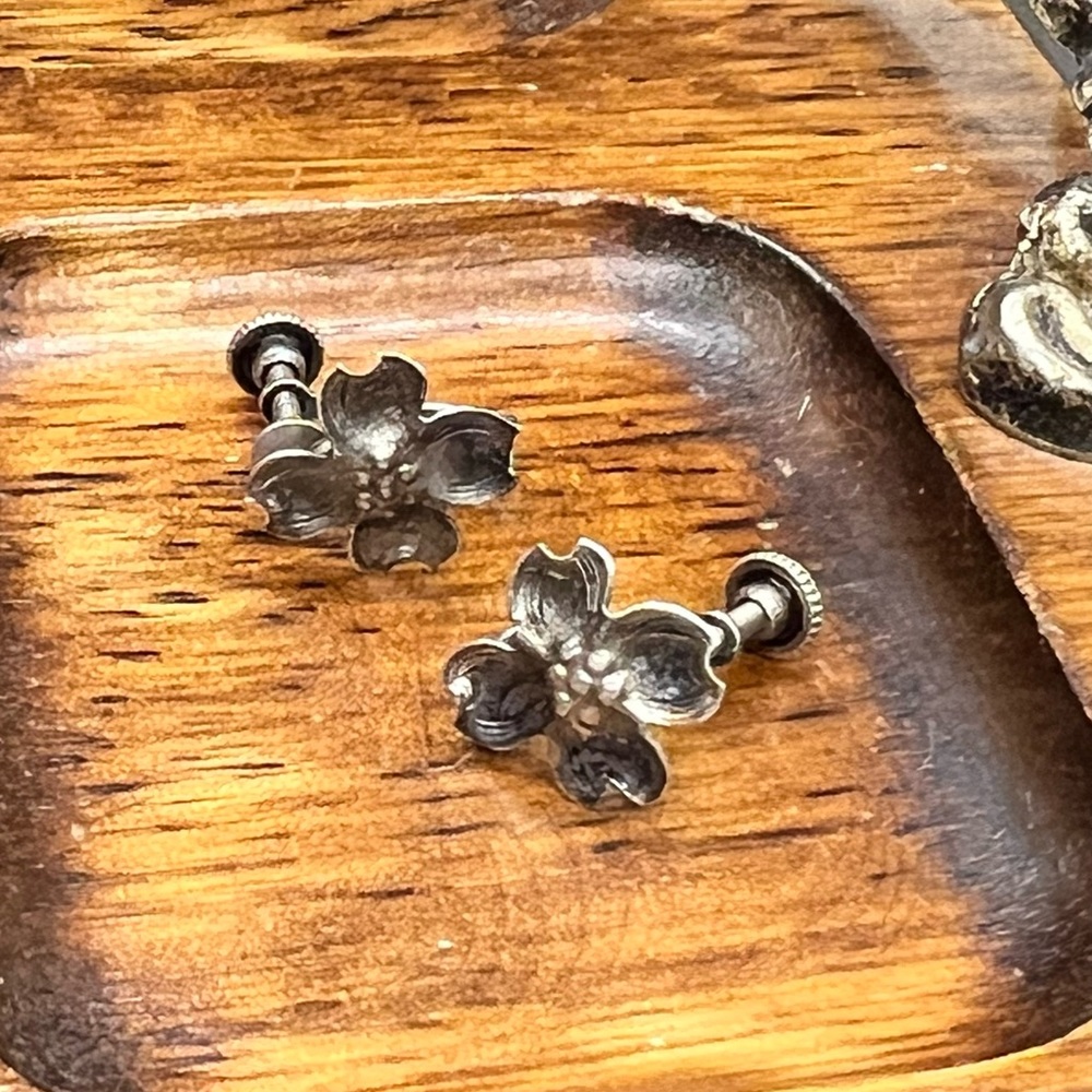 Vintage Real Stainless earrings |Screw Back| Flower πΈ Shape earrings - Picture 7 of 7